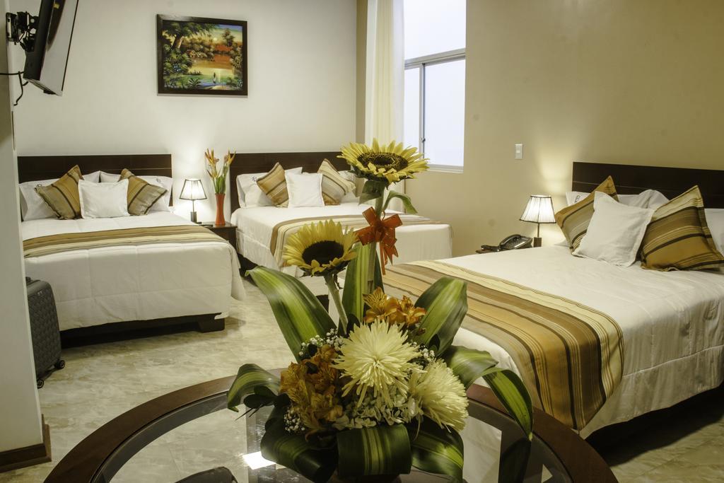Hotel Europa Iquitos Buitenkant foto