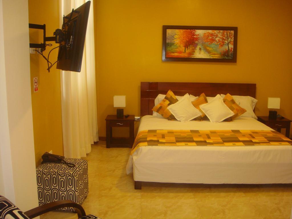 Hotel Europa Iquitos Buitenkant foto
