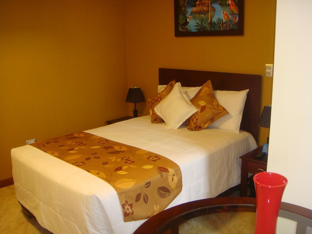 Hotel Europa Iquitos Buitenkant foto