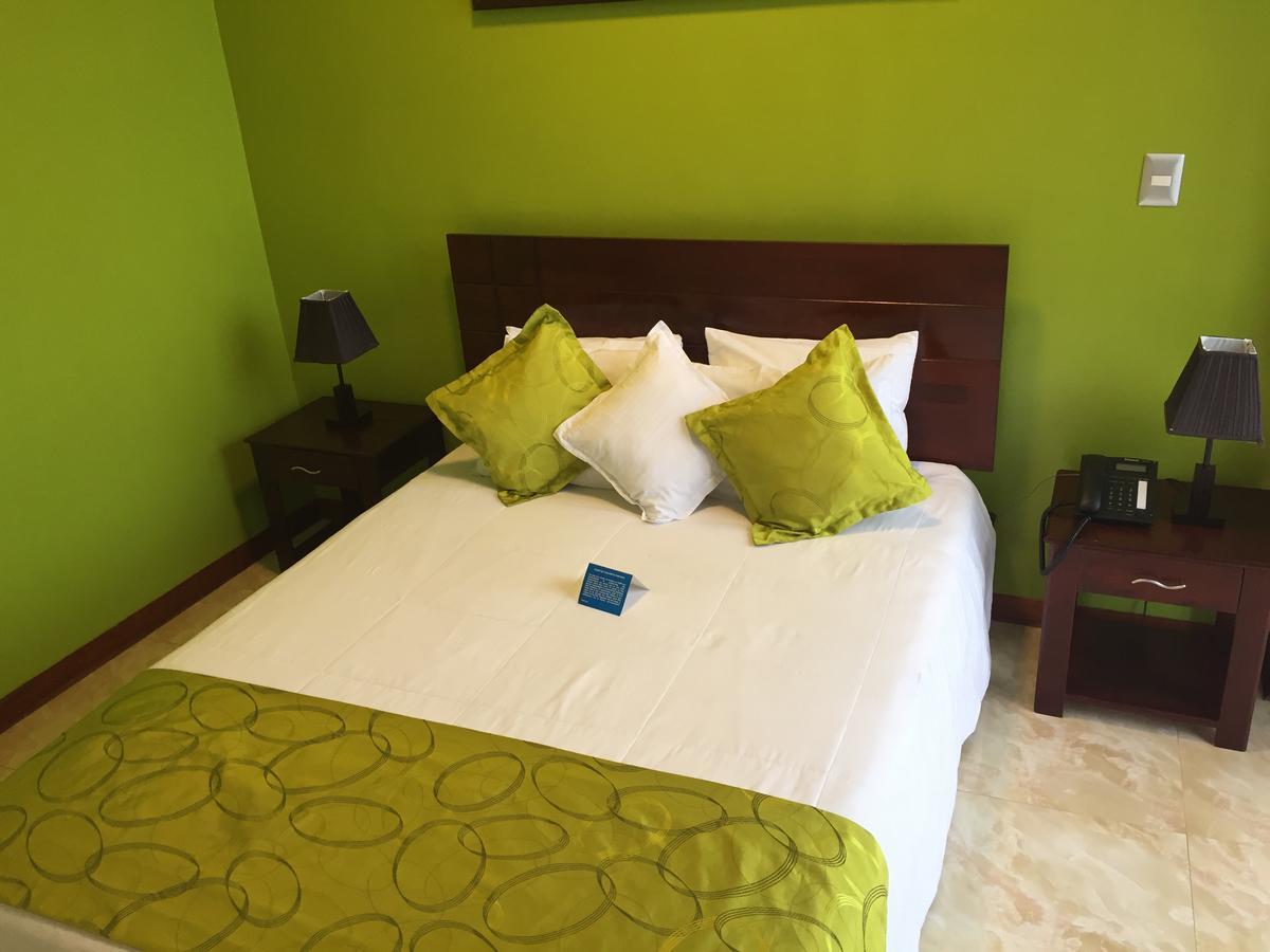 Hotel Europa Iquitos Buitenkant foto