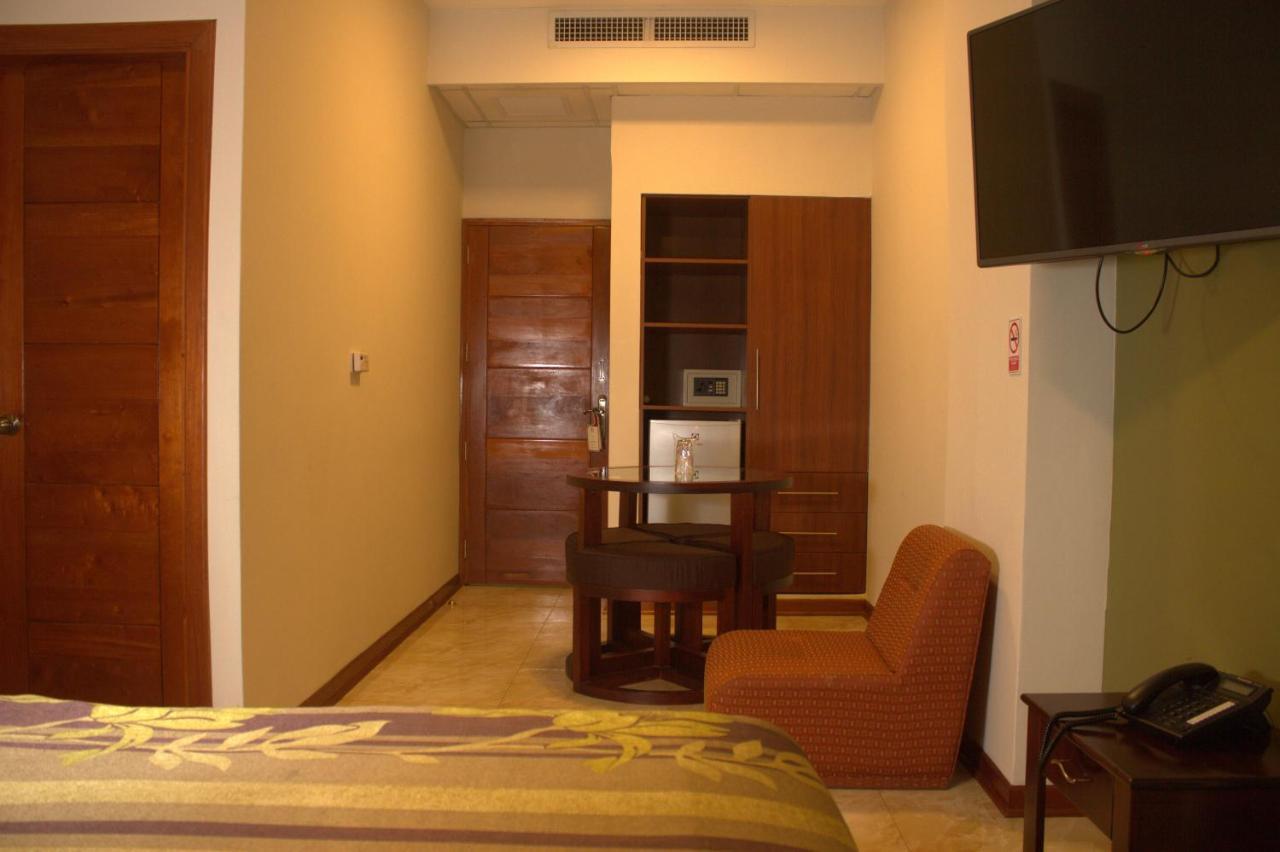 Hotel Europa Iquitos Buitenkant foto
